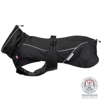 Schwarzer Hundemantel mit reflektierenden Streifen und verstellbaren Riemen, mit einem Logo zur Einhaltung des Tierschutzes in der unteren rechten Ecke.