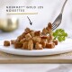 Cubes d'aliment humide GOURMET™ Gold Les Noisettes sur assiette blanche avec fourchette et persil