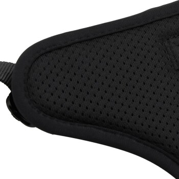 Nahaufnahme eines schwarzen Haustiergeschirrs mit atmungsaktivem Netzstoff und verstellbaren Riemen.