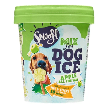 ijsmix voor honden Appel Smoofl Mix voor Hond IJs, Appelsmaak, in een groene container met een blije hond die een ijslekkernij vasthoudt, met de tekst "Mix & Sticks."