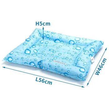 Blaue Hundebett mit einem Blasenmuster, 56 cm lang, 46 cm breit und 5 cm hoch.