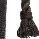 Schwarzes geflochtenes Seilspielzeug für Haustiere mit einem dicken, verdrehten Design und ausgefransten Enden, ideal zum Kauen und Ziehen.