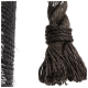 Schwarzes geflochtenes Seilspielzeug für Haustiere mit einem dicken, verdrehten Design und ausgefransten Enden, ideal zum Kauen und Ziehen.