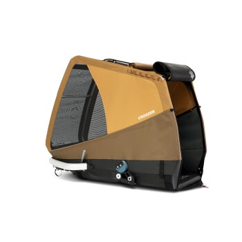 Ein brauner und schwarzer Haustieranhänger mit Netzfenstern, beschriftet mit 'CROOZER', entworfen für den sicheren Transport von Haustieren.