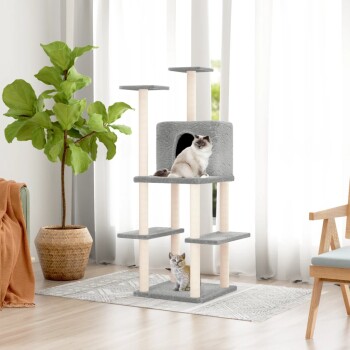 Eine flauschige graue Katze entspannt sich auf einem gemütlichen mehrstöckigen Katzenbaum, während ein verspieltes Kätzchen darunter in einem hellen Raum mit einer Pflanze erkundet.