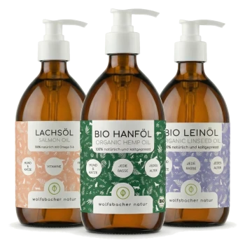 Drei Flaschen Haustieröle: Bio-Leinöl, Lachsöl und Bio-Hanföl, jeweils mit bunten Etiketten und Pumpenköpfen.