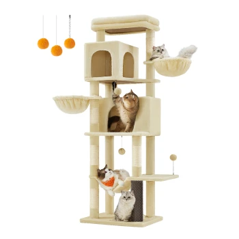 Ein beiger Kratzbaum mit drei Katzen: eine, die nach einem Ball greift, eine, die in einem Korb liegt, und eine, die aus einem Fach schaut.