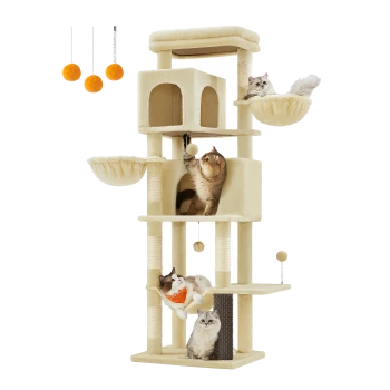 Ein beiger Kratzbaum mit drei Katzen: eine, die nach einem Ball greift, eine, die in einem Korb liegt, und eine, die aus einem Fach schaut.