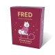 Eine pinke Haustierfutterbox mit einem Cartoon-Hund in einem Pullover auf einem Schlitten, beschriftet mit "FRED" und "Wintermenü Reh mit Hüttenkäse."