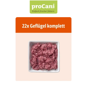 Verpackung des proCani "Geflügel komplett" Haustierfutters, das pinkes Fleisch und ein Etikett mit Nährwertangaben vor einer Naturkulisse zeigt.