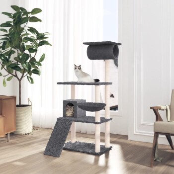 Ein moderner Katzenbaum in einem hellen Raum, mit zwei Katzen: eine sitzt auf einer oberen Plattform und die andere schaut aus einem unteren Fach heraus.