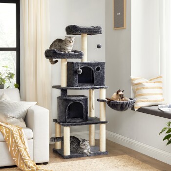 Ein hoher, grauer Katzenbaum mit mehreren Ebenen, auf dem zwei Katzen sitzen: eine getigerte Katze auf der obersten Ebene und eine Siamkatze, die in einer Hängematte entspannt.