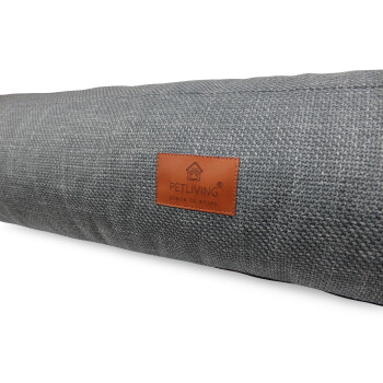 Grau gewebtes Haustierbettkissen mit braunem Lederanhänger mit der Aufschrift 'PETLIVING place to enjoy'.