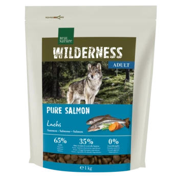 Hundefutterbeutel mit einem Wolf im Wald, beschriftet mit "Wilderness Adult Pure Salmon", mit 65% Lachs, 35% Früchten und Gemüse und 0% Getreide.