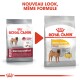 Image de deux sacs de nourriture pour chiens Royal Canin Dermacomfort pour chiens de taille moyenne, présentant un nouveau design avec le texte "NOUVEAU LOOK, MÊME FORMULE."