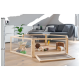 Une enceinte en bois pour animaux de compagnie avec deux cobayes, des jouets et des gamelles, située dans un salon moderne avec un canapé gris et des plantes.