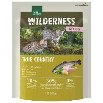 Real Nature Wilderness Kitten True Country Tiernahrungsbeutel mit zwei Kätzchen, Abbildung von Huhn mit Lachs, 70%/30%/0% und 300 g.