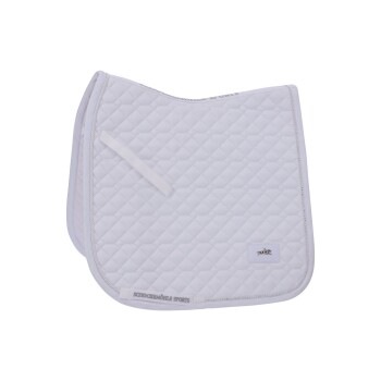 Weißes, gestepptes Sattelpad mit einem Rautenmuster, mit einem Logotag und Riemen zur Befestigung.