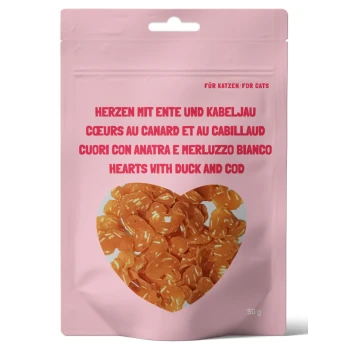 Pinkfarbene Tüte mit Katzensnacks, beschriftet mit "Hearts mit Ente und Kabeljau" in mehreren Sprachen, 50 g.