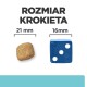 Obraz porównujący rozmiar krokieta karmy dla zwierząt (21 mm) obok niebieskiej kostki (16 mm), z tekstem "ROZMIAR KROKIETA" powyżej.