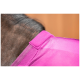 Nahaufnahme eines rosa Haustiergeschirrs an einem dunkelhaarigen Tier, das die weiche Polsterung und die Details des Netzgewebes zeigt.