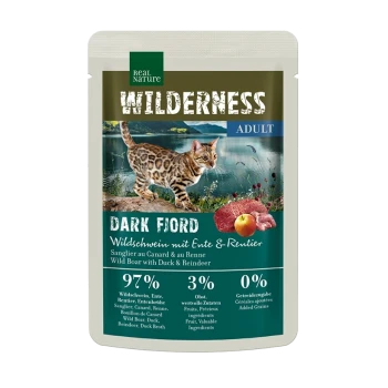 Tüte mit Real Nature Wilderness Dark Fiord Katzenfutter mit einem Rezept aus Wildschwein, Ente und Rentier, mit einer Katze in einer natürlichen Umgebung.