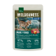 Tüte mit Real Nature Wilderness Dark Fiord Katzenfutter mit einem Rezept aus Wildschwein, Ente und Rentier, mit einer Katze in einer natürlichen Umgebung.