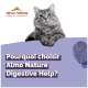 Un chat gris duveteux avec des yeux bleus repose sur une surface violette, avec "Pourquoi choisir Almo Nature Digestive Help ?" au-dessus et le logo en haut.