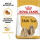 Torba z jedzeniem dla psów Royal Canin Adult Shih Tzu z ilustracją Shih Tzu, z tekstem podkreślającym odżywianie rasy i zdrową skórę.