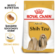 Torba z jedzeniem dla psów Royal Canin Adult Shih Tzu z ilustracją Shih Tzu, z tekstem podkreślającym odżywianie rasy i zdrową skórę.