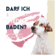 Ein süßer Hund mit einem schaumigen Kopf schaut nach oben, begleitet von verspieltem Text, der fragt: 'Darf ich bitte wieder baden?' und 'Dein Fell-Freund wird drum betteln.'