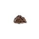 Ein Haufen brauner Hundeleckerlis in Knochenform, angeordnet auf einem weißen Hintergrund.