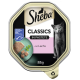 Sheba Classics kattenvoer in pâté, met zalm, 85g. Bevat een groen bord met voedselstukjes en kruiden.