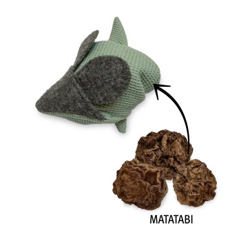 Grün-graues strukturiertes Katzenminz-Spielzeug mit getrockneten Matatabi-Holzstücken, beschriftet mit „MATATABI“ und einem Pfeil, der auf das Spielzeug zeigt.