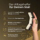 Hand, die eine Pferdebürste hält, mit deutscher Überschrift 'Der Alltagshelfer für Deinen Stall' auf braun-goldenem Hintergrund.