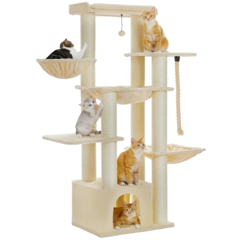 Ein mehrstöckiger Katzenbaum mit fünf Katzen: zwei orangefarbene Tabby-Katzen, eine graue Tabby-Katze, eine schwarz-weiße Katze und ein graues Kätzchen, die spielen und sich ausruhen.