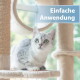 Graue getigerte Katze auf einem beigen Kratzbaum, blickt nach oben; Überlagerungstext: 'Einfache Anwendung'.