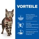 Eine verspielte getigerte Katze mit grünen Augen und einem roten Halsband leckt sich die Lippen neben blauem Text: "VORTEILE" mit Details zu Gewichtsreduktion und Verdauungsvorteilen.
