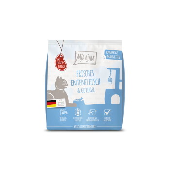 Blaue Tüte Mjamjam Katzenfutter mit der Aufschrift 'Frisches Entenfleisch & Geflügel', mit deutscher Flagge und einem 'Mit Frisch-Fleisch'-Anhänger.