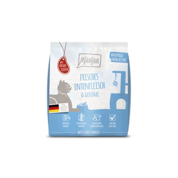 Sac bleu de nourriture pour chats Mjamjam étiqueté « Frisches Entenfleisch & Geflügel » avec un drapeau allemand et une étiquette « Mit Frisch-Fleisch ».