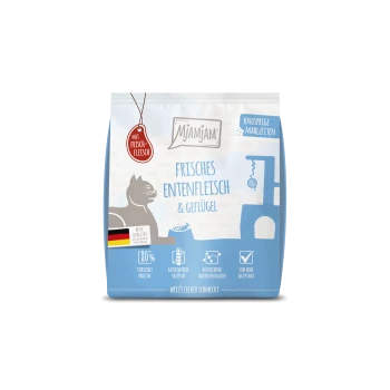 Blaue Tüte Mjamjam Katzenfutter mit der Aufschrift 'Frisches Entenfleisch & Geflügel', mit deutscher Flagge und einem 'Mit Frisch-Fleisch'-Anhänger.