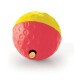 Bunter Hundespielzeugball, halb gelb und halb rot mit einer strukturierten Oberfläche und einem kleinen Loch, das einen Leckerbissen enthüllt.