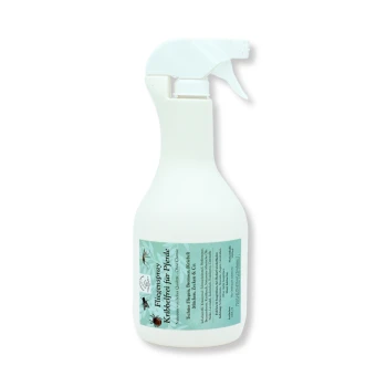 Weiße Sprühflasche mit der Aufschrift "Fliegenspray Kribbelfrei für Pferde" mit Details zur Abwehr von Fliegen, Mücken und Zecken.