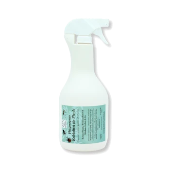 Weiße Sprühflasche mit der Aufschrift "Fliegenspray Kribbelfrei für Pferde" mit Details zur Abwehr von Fliegen, Mücken und Zecken.