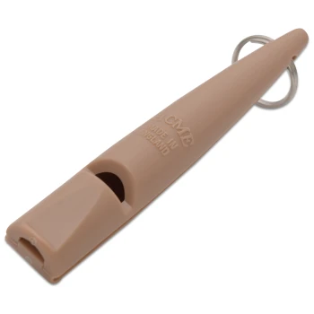 Hellbraune Kunststoff-Hundetrainingspfeife mit Metall-Schlüsselring, geprägter Text „ACME Made in England“ sichtbar.