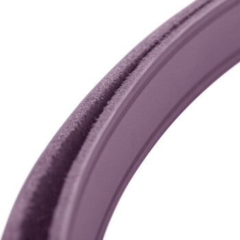 Nahaufnahme eines weichen, lila Haustierhalsbands mit strukturiertem Innenleben, das die glatte Außenkante und das subtile Design zeigt.