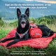 Ein glücklicher schwarzer Hund auf einer roten Decke in einem Feld, der ein rotes Rucksackgeschirr trägt. Text: "Immer ein Platz zum Ausruhen, Handwäsche oder Maschinenwäsche."