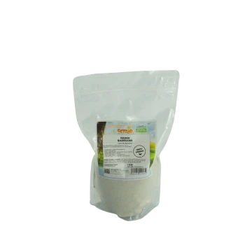 Eine 1 kg Tüte "Nager Badesand" (Chinchilla-Badesand) von Getzoo, mit einem naturthemenbezogenen Etikett und dem Text "100% FRISCH".