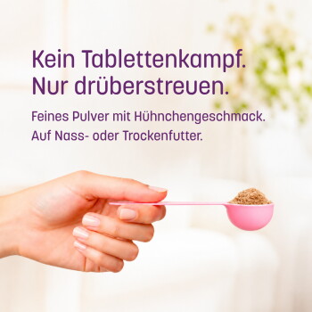 Hand hält rosa Schaufel mit hühneraromatischem Pulver; sichtbarer Text: „Keine Tablettenkämpfe. Einfach darüberstreuen.“ Für Nass- oder Trockenfutter.