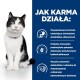 Czarny i biały kot siedzi na niebieskim tle z tekstem o korzyściach karmy dla kotów, w tym strawności i witaminach.